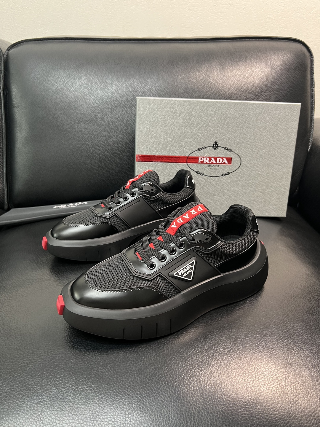 Prada 顶级工艺品，普拉达 专柜同步，原厂配置意大利进口牛皮拼布面料，进口牛皮内里垫，透气舒适，鞋底