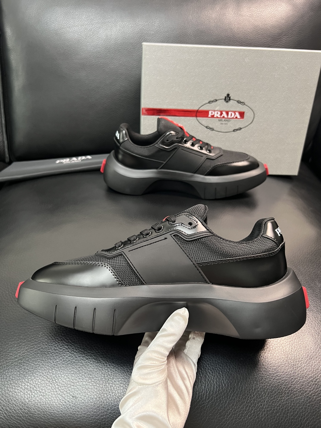 Prada 顶级工艺品，普拉达 专柜同步，原厂配置意大利进口牛皮拼布面料，进口牛皮内里垫，透气舒适，鞋底