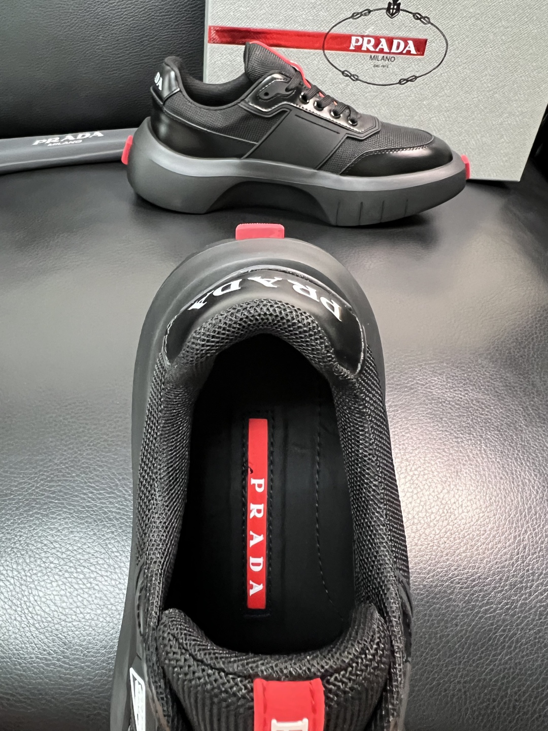 Prada 顶级工艺品，普拉达 专柜同步，原厂配置意大利进口牛皮拼布面料，进口牛皮内里垫，透气舒适，鞋底