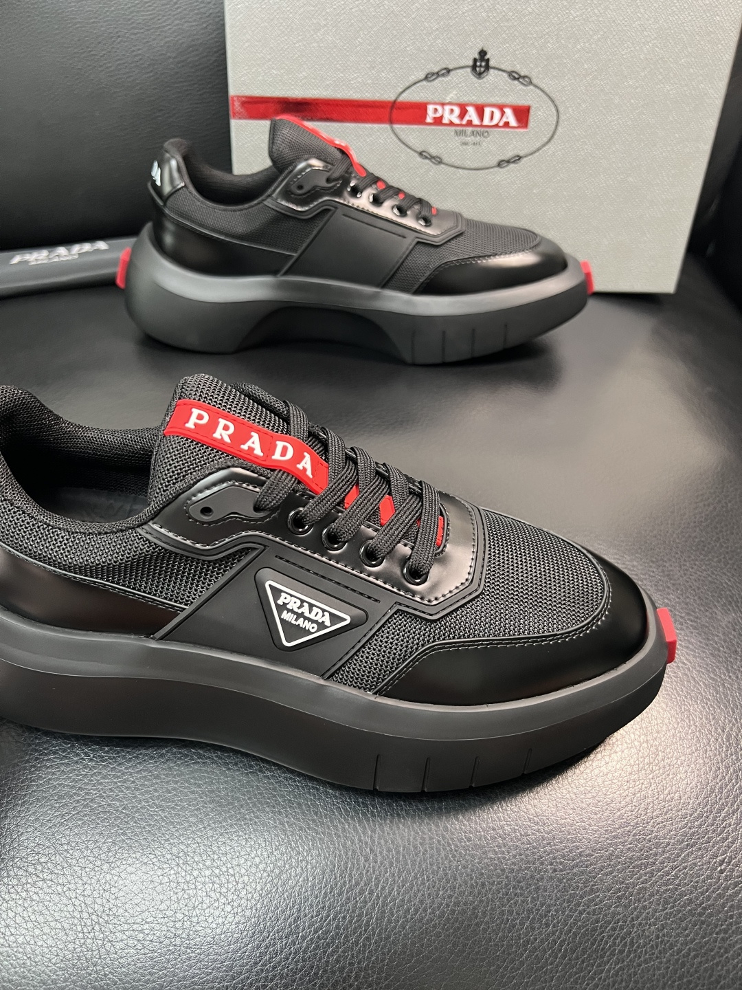 Prada 顶级工艺品，普拉达 专柜同步，原厂配置意大利进口牛皮拼布面料，进口牛皮内里垫，透气舒适，鞋底