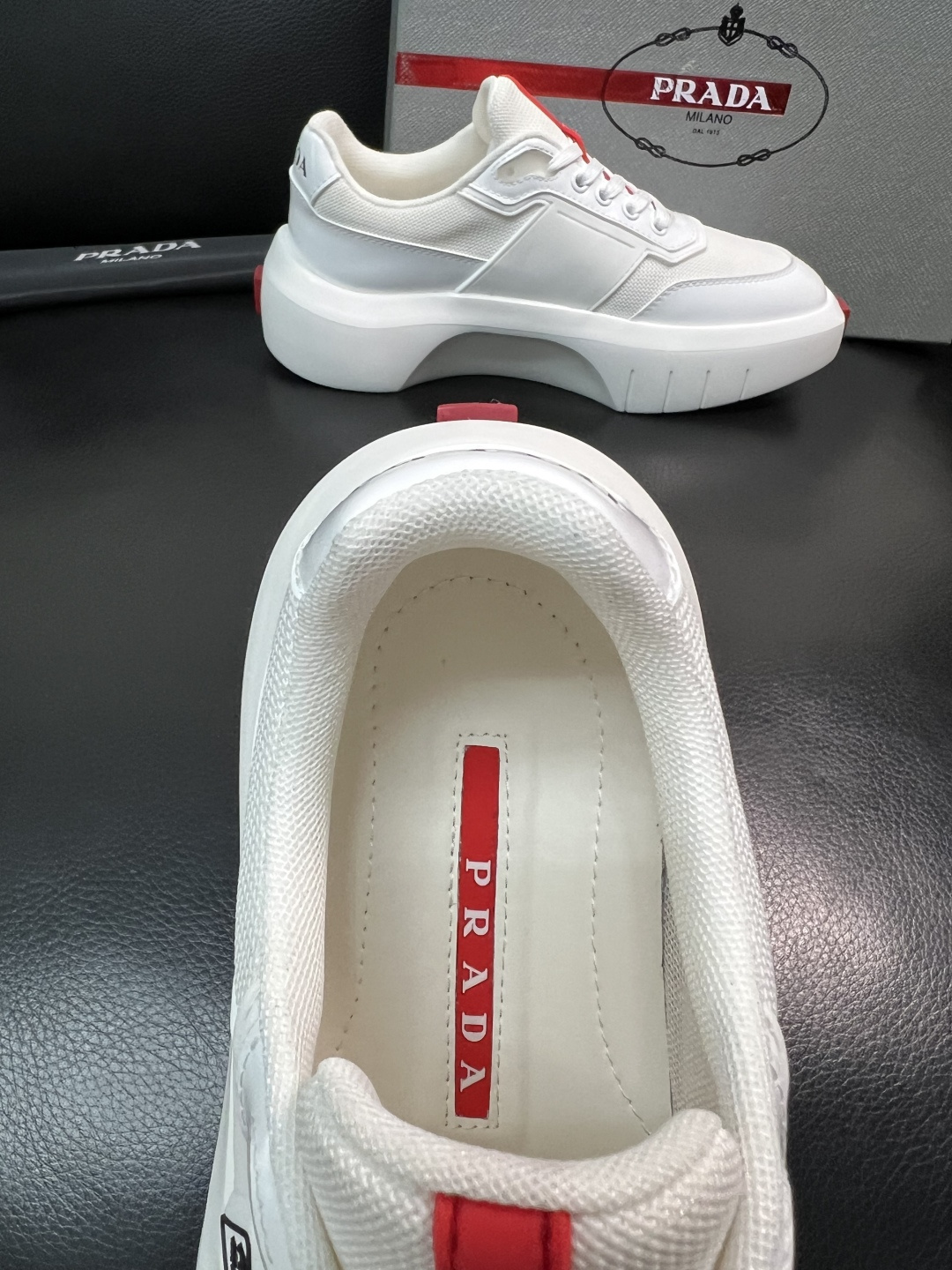 Prada 顶级工艺品，普拉达 专柜同步，原厂配置意大利进口牛皮拼布面料，进口牛皮内里垫，透气舒适，鞋底