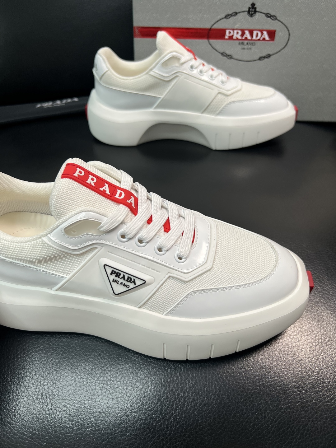 Prada 顶级工艺品，普拉达 专柜同步，原厂配置意大利进口牛皮拼布面料，进口牛皮内里垫，透气舒适，鞋底