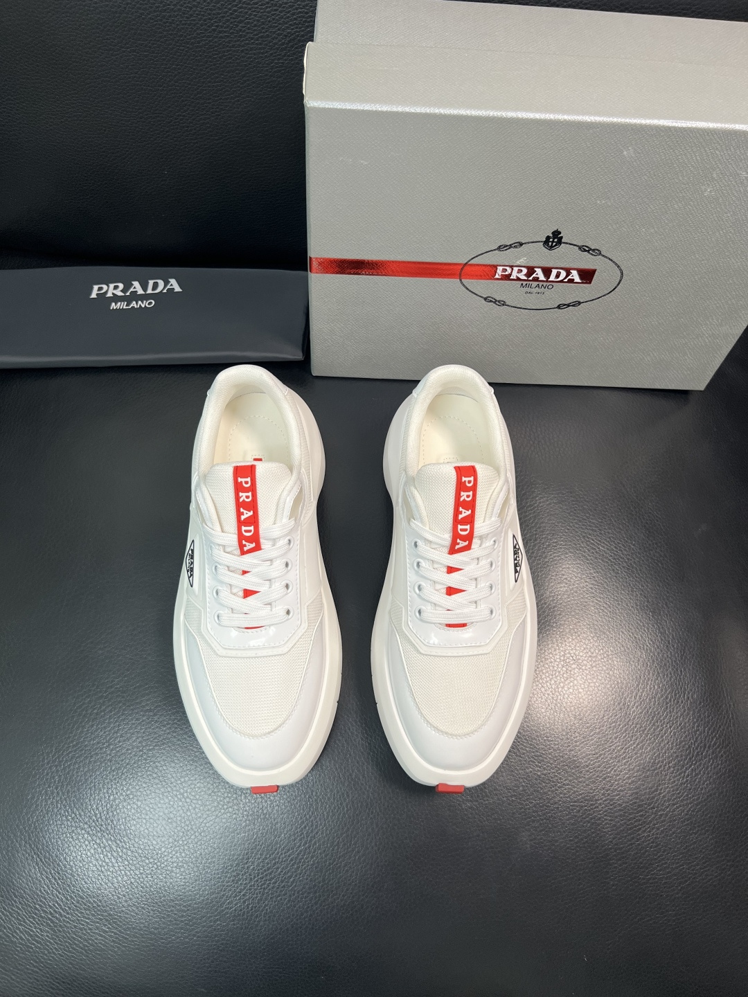 Prada 顶级工艺品，普拉达 专柜同步，原厂配置意大利进口牛皮拼布面料，进口牛皮内里垫，透气舒适，鞋底