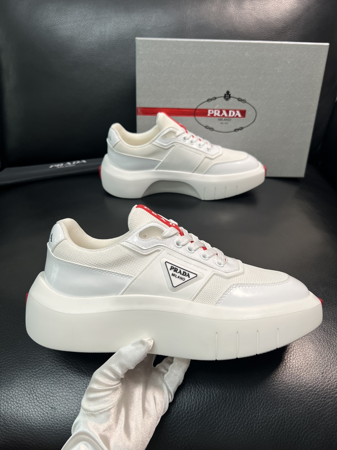 Prada 顶级工艺品，普拉达 专柜同步，原厂配置意大利进口牛皮拼布面料，进口牛皮内里垫，透气舒适，鞋底