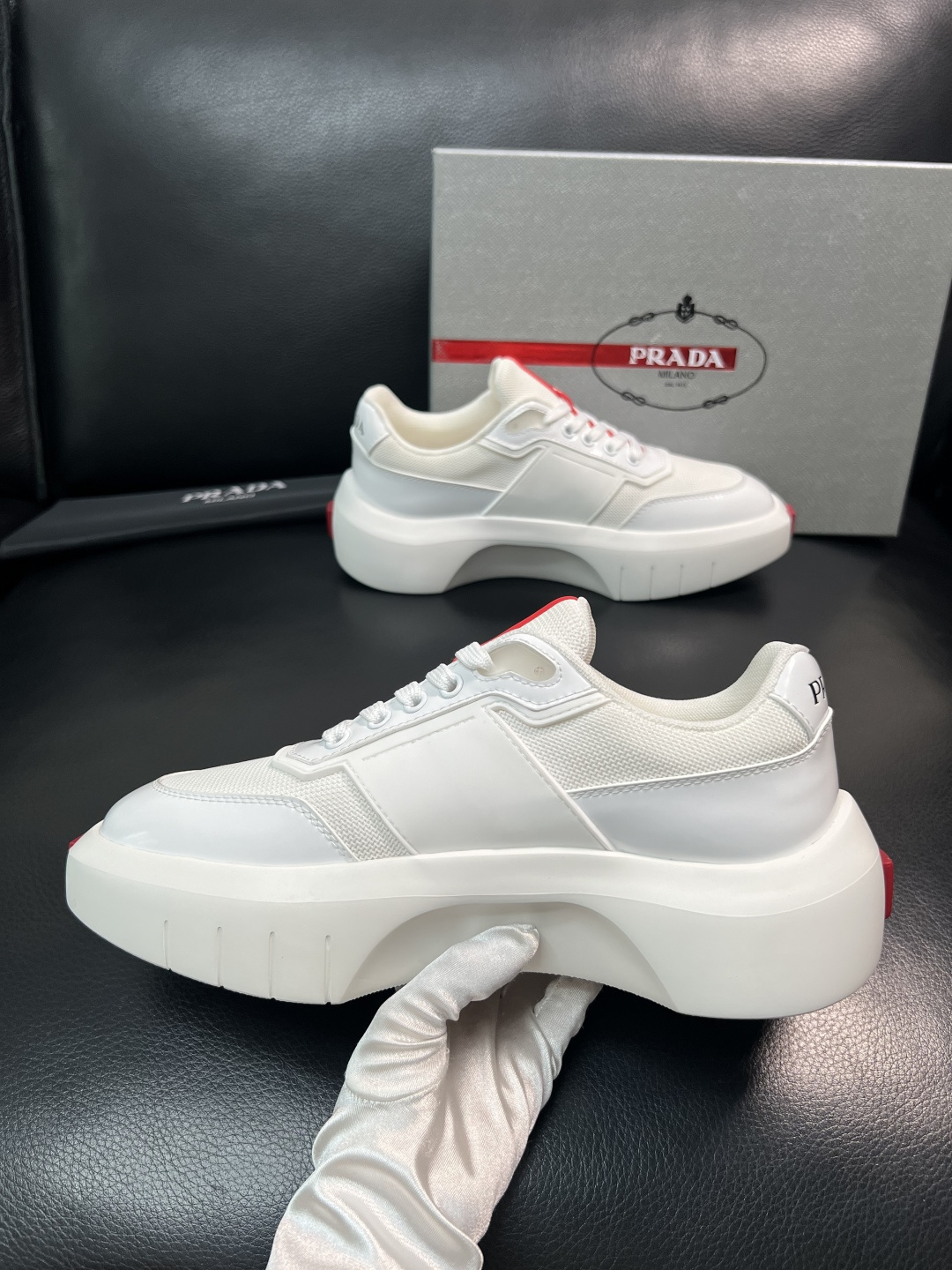 Prada 顶级工艺品，普拉达 专柜同步，原厂配置意大利进口牛皮拼布面料，进口牛皮内里垫，透气舒适，鞋底