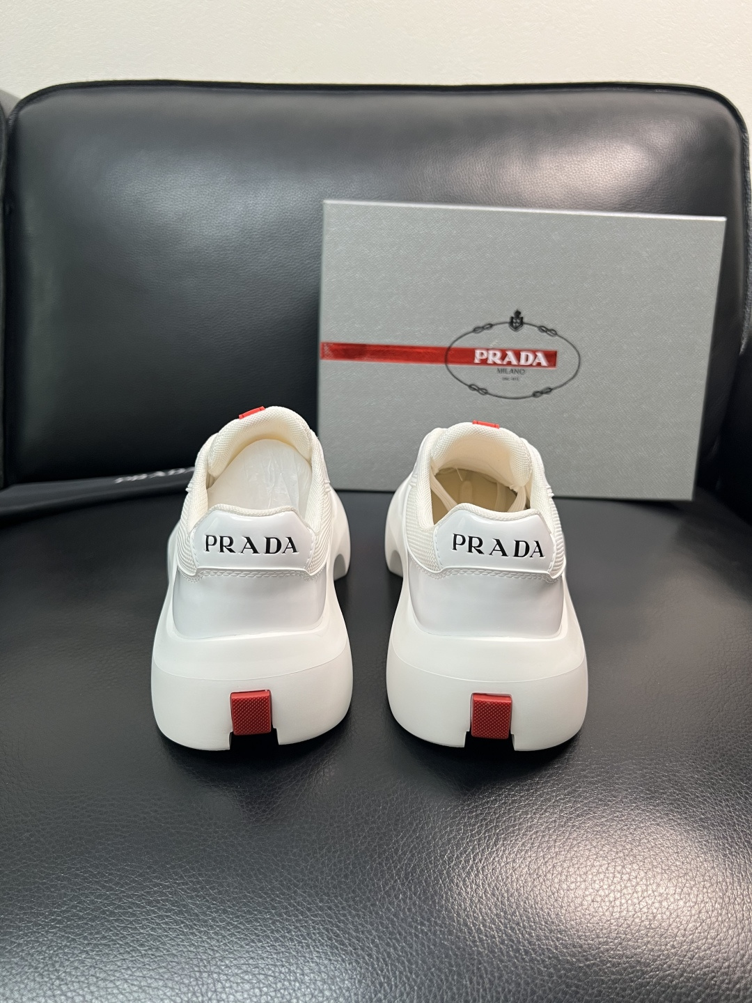 Prada 顶级工艺品，普拉达 专柜同步，原厂配置意大利进口牛皮拼布面料，进口牛皮内里垫，透气舒适，鞋底