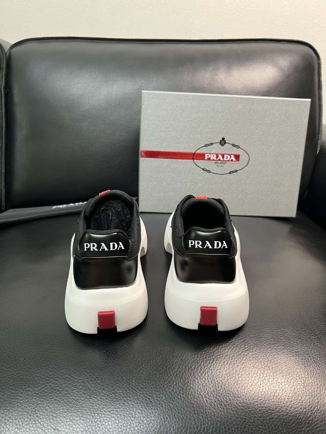 Prada 顶级工艺品，普拉达 专柜同步，原厂配置意大利进口牛皮拼布面料，进口牛皮内里垫，透气舒适，鞋底