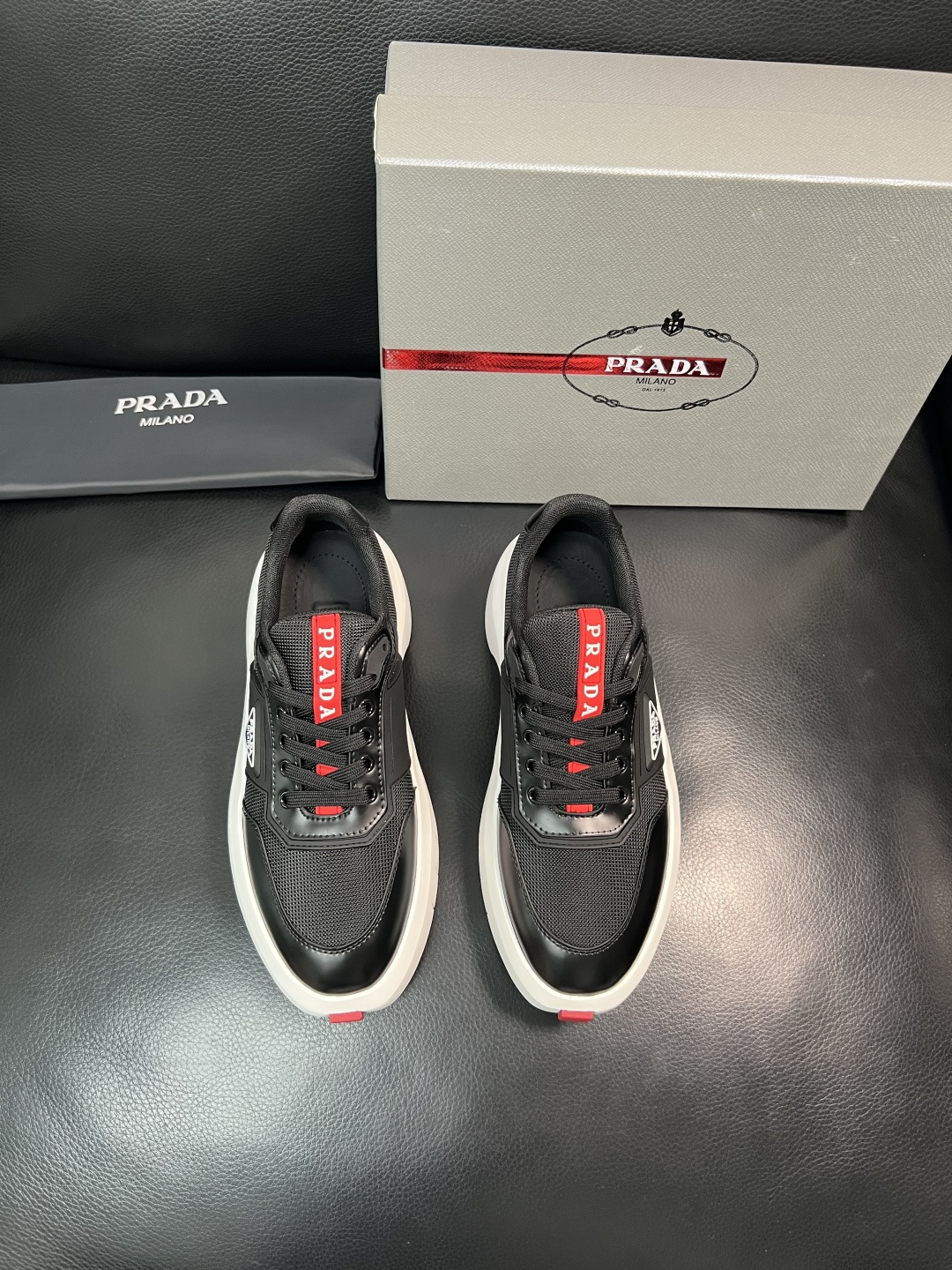 Prada 顶级工艺品，普拉达 专柜同步，原厂配置意大利进口牛皮拼布面料，进口牛皮内里垫，透气舒适，鞋底