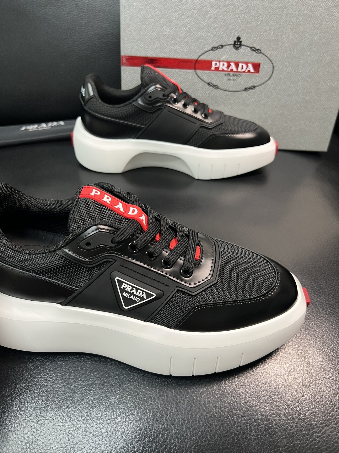 Prada 顶级工艺品，普拉达 专柜同步，原厂配置意大利进口牛皮拼布面料，进口牛皮内里垫，透气舒适，鞋底