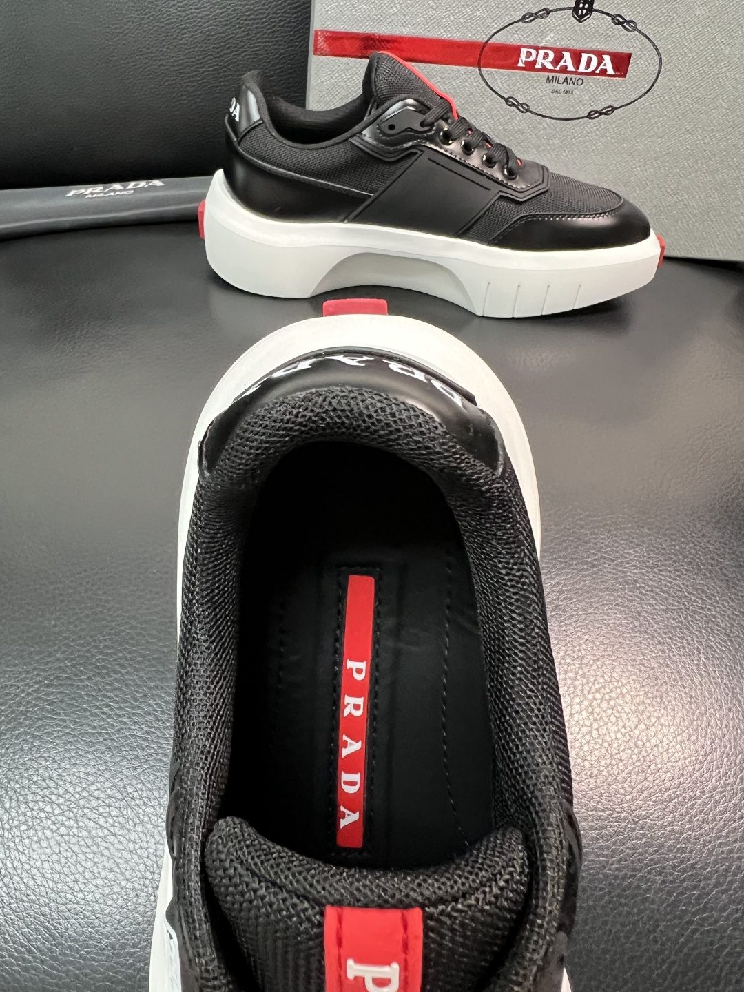 Prada 顶级工艺品，普拉达 专柜同步，原厂配置意大利进口牛皮拼布面料，进口牛皮内里垫，透气舒适，鞋底