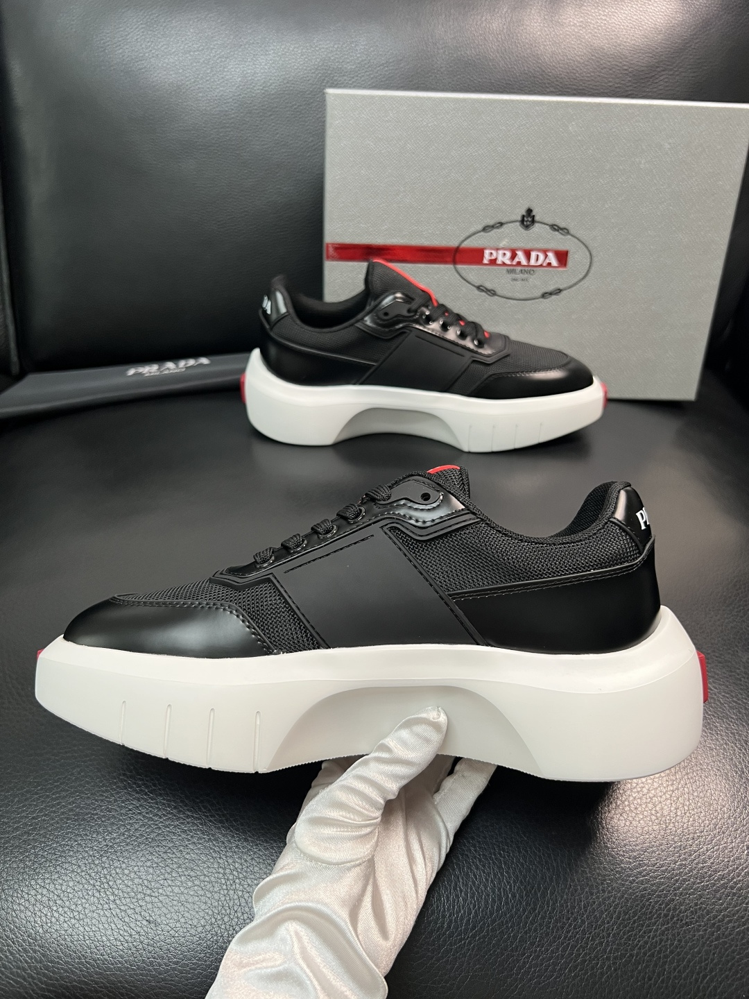 Prada 顶级工艺品，普拉达 专柜同步，原厂配置意大利进口牛皮拼布面料，进口牛皮内里垫，透气舒适，鞋底