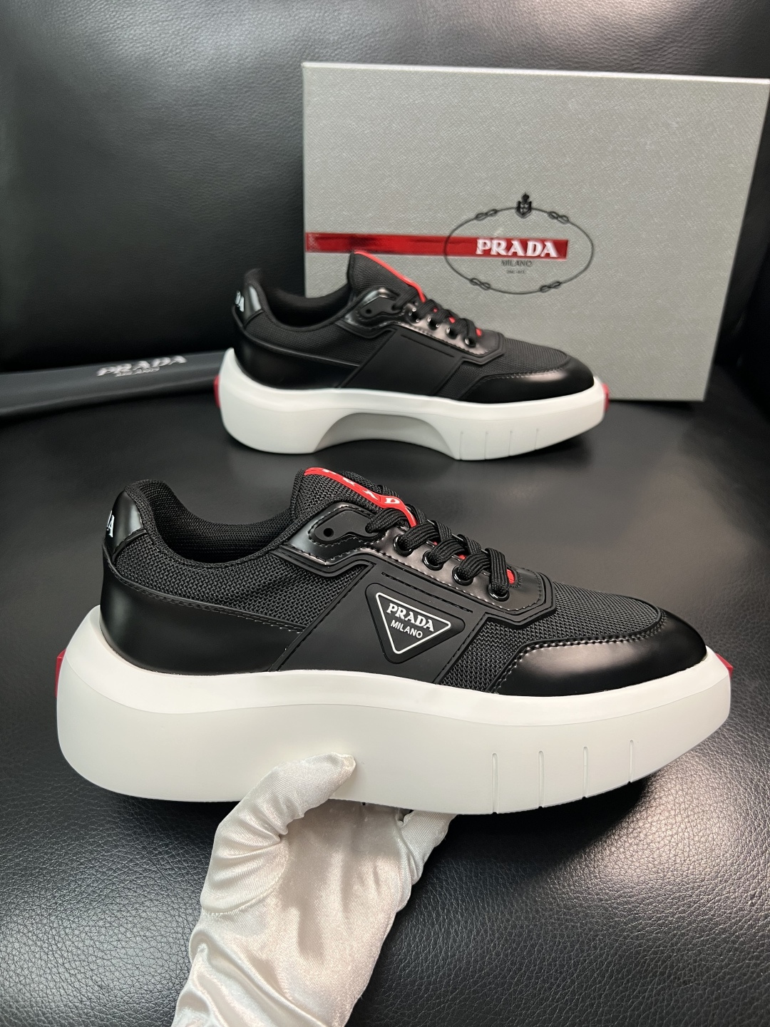 Prada 顶级工艺品，普拉达 专柜同步，原厂配置意大利进口牛皮拼布面料，进口牛皮内里垫，透气舒适，鞋底