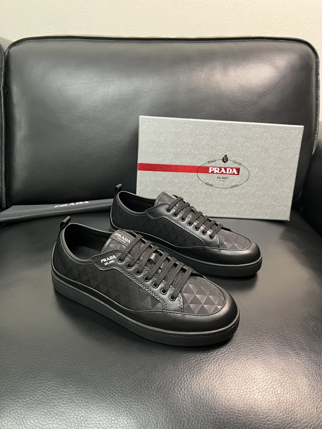 Prada 顶级工艺品，普拉达 专柜同步，原厂配置意大利进口牛皮拼布面料，进口牛皮内里垫，透气舒适，鞋底