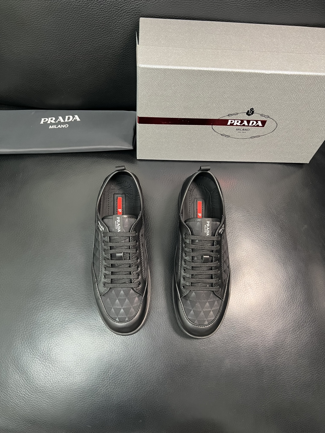 Prada 顶级工艺品，普拉达 专柜同步，原厂配置意大利进口牛皮拼布面料，进口牛皮内里垫，透气舒适，鞋底