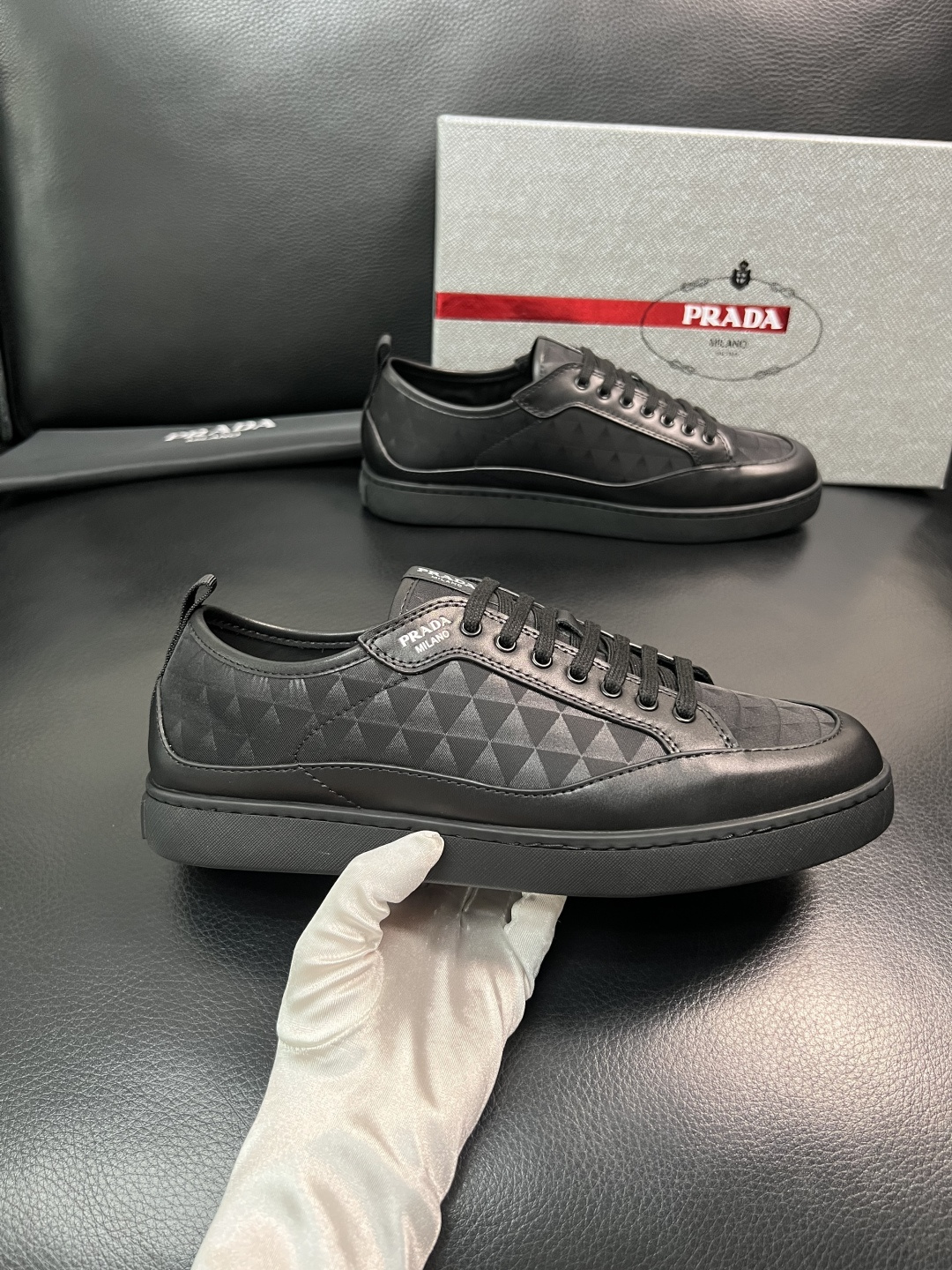 Prada 顶级工艺品，普拉达 专柜同步，原厂配置意大利进口牛皮拼布面料，进口牛皮内里垫，透气舒适，鞋底