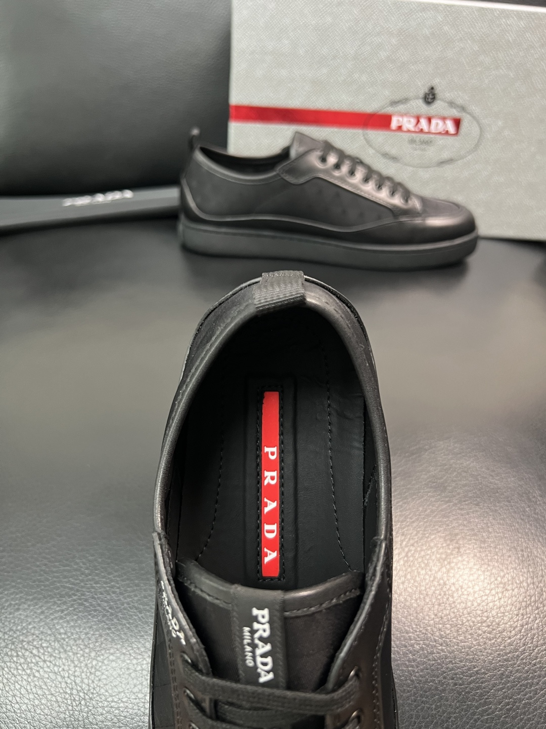 Prada 顶级工艺品，普拉达 专柜同步，原厂配置意大利进口牛皮拼布面料，进口牛皮内里垫，透气舒适，鞋底