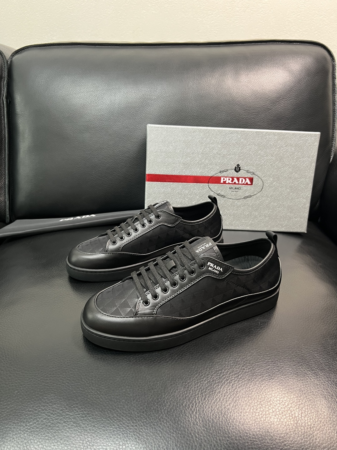 Prada 顶级工艺品，普拉达 专柜同步，原厂配置意大利进口牛皮拼布面料，进口牛皮内里垫，透气舒适，鞋底