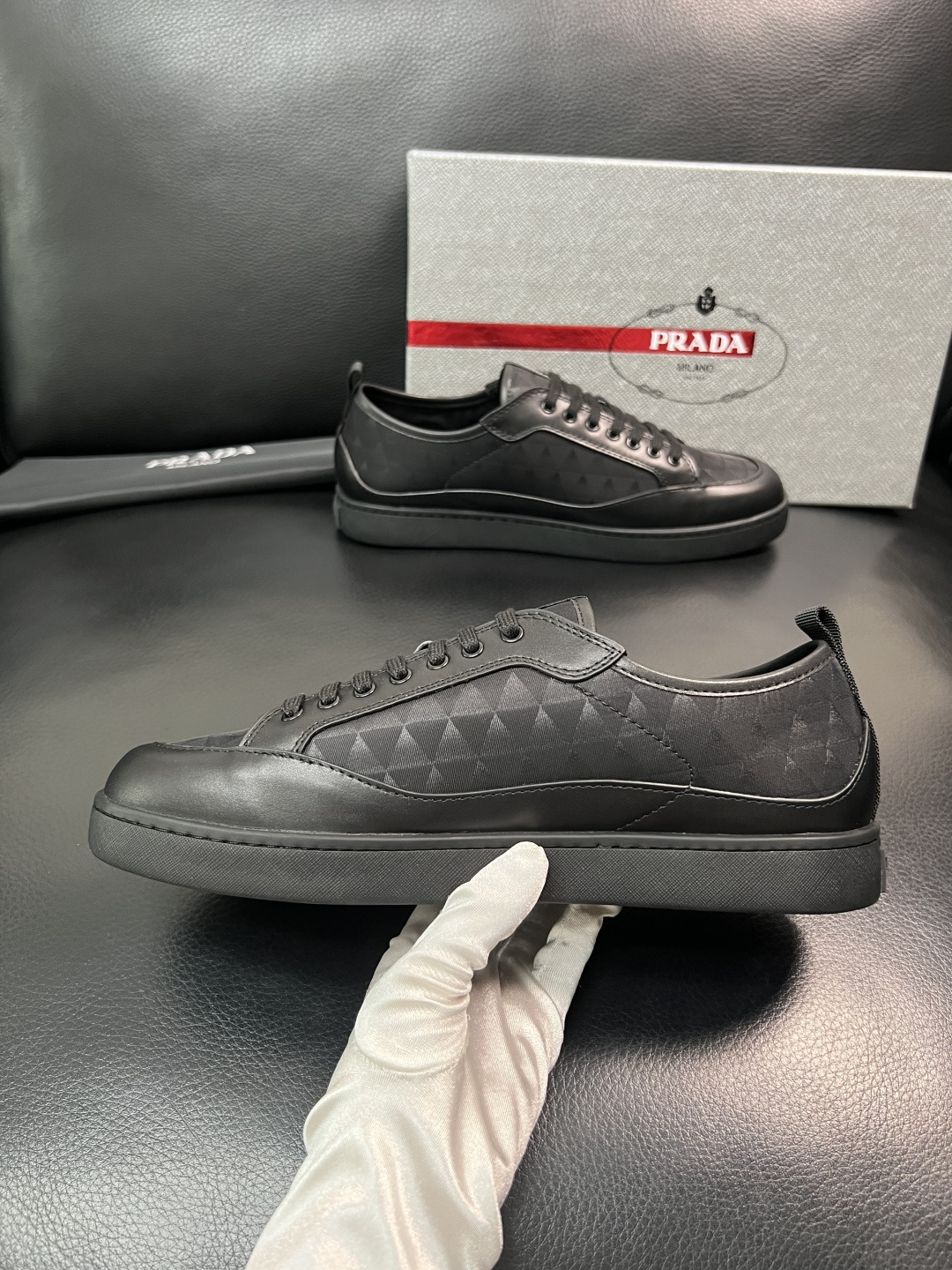 Prada 顶级工艺品，普拉达 专柜同步，原厂配置意大利进口牛皮拼布面料，进口牛皮内里垫，透气舒适，鞋底
