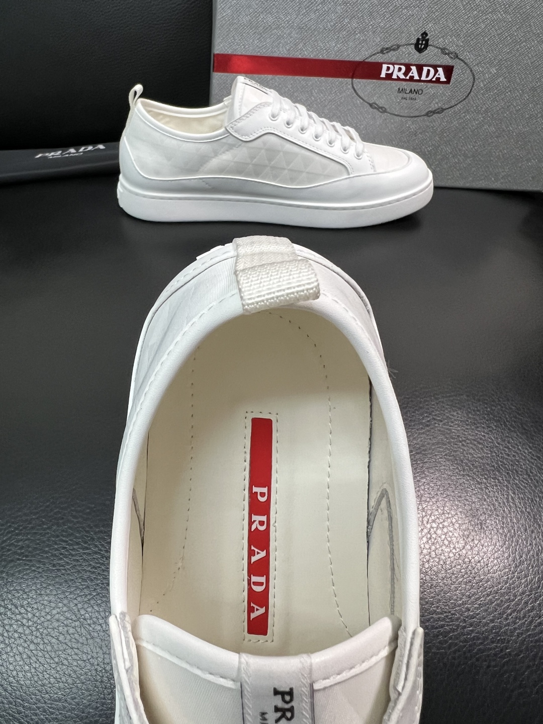 Prada 顶级工艺品，普拉达 专柜同步，原厂配置意大利进口牛皮拼布面料，进口牛皮内里垫，透气舒适，鞋底