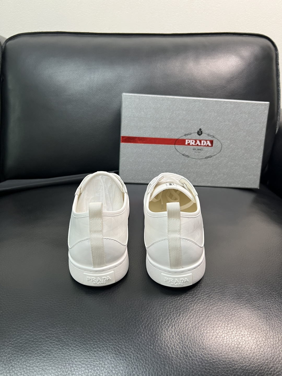 Prada 顶级工艺品，普拉达 专柜同步，原厂配置意大利进口牛皮拼布面料，进口牛皮内里垫，透气舒适，鞋底