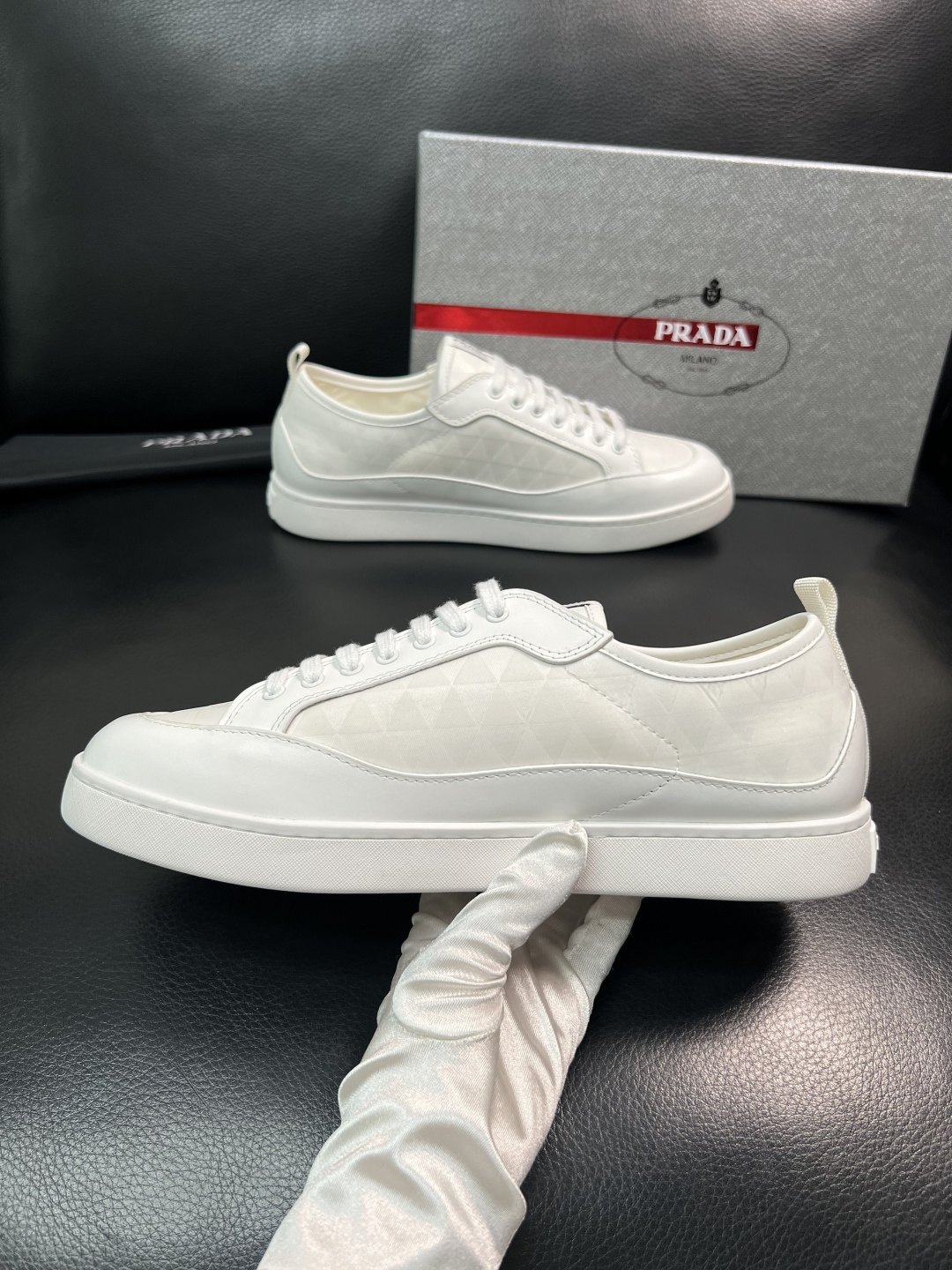 Prada 顶级工艺品，普拉达 专柜同步，原厂配置意大利进口牛皮拼布面料，进口牛皮内里垫，透气舒适，鞋底