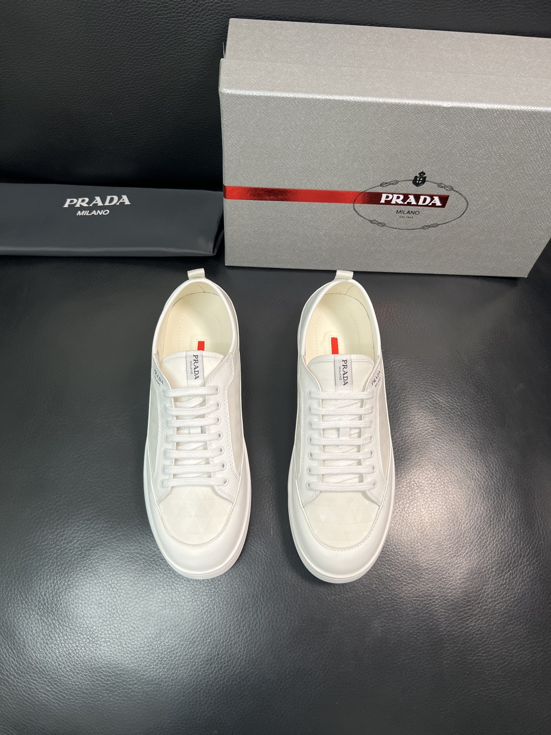 Prada 顶级工艺品，普拉达 专柜同步，原厂配置意大利进口牛皮拼布面料，进口牛皮内里垫，透气舒适，鞋底