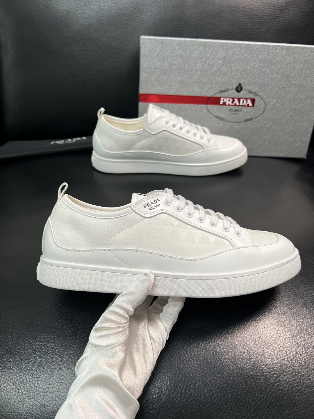 Prada 顶级工艺品，普拉达 专柜同步，原厂配置意大利进口牛皮拼布面料，进口牛皮内里垫，透气舒适，鞋底