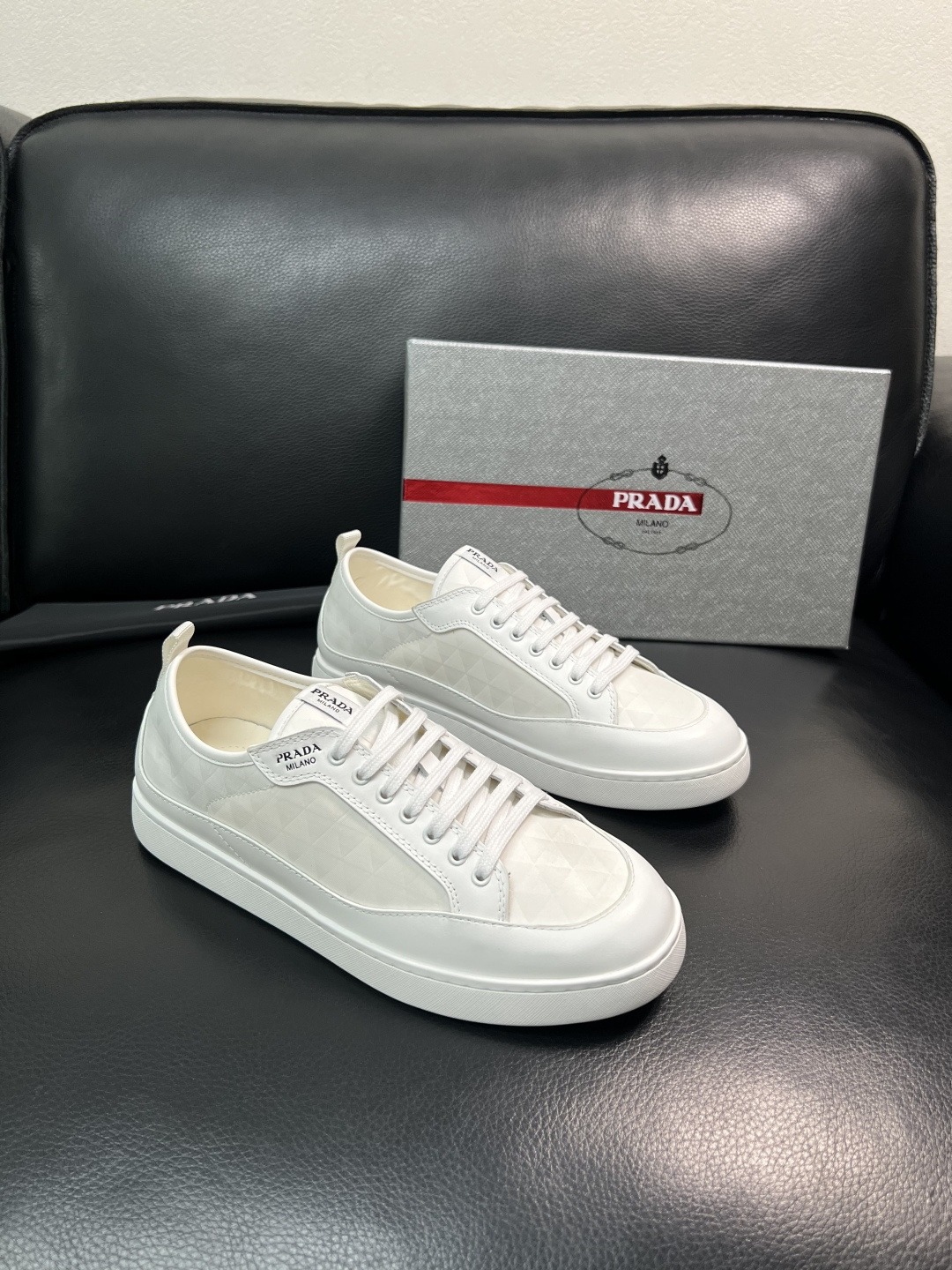 Prada 顶级工艺品，普拉达 专柜同步，原厂配置意大利进口牛皮拼布面料，进口牛皮内里垫，透气舒适，鞋底