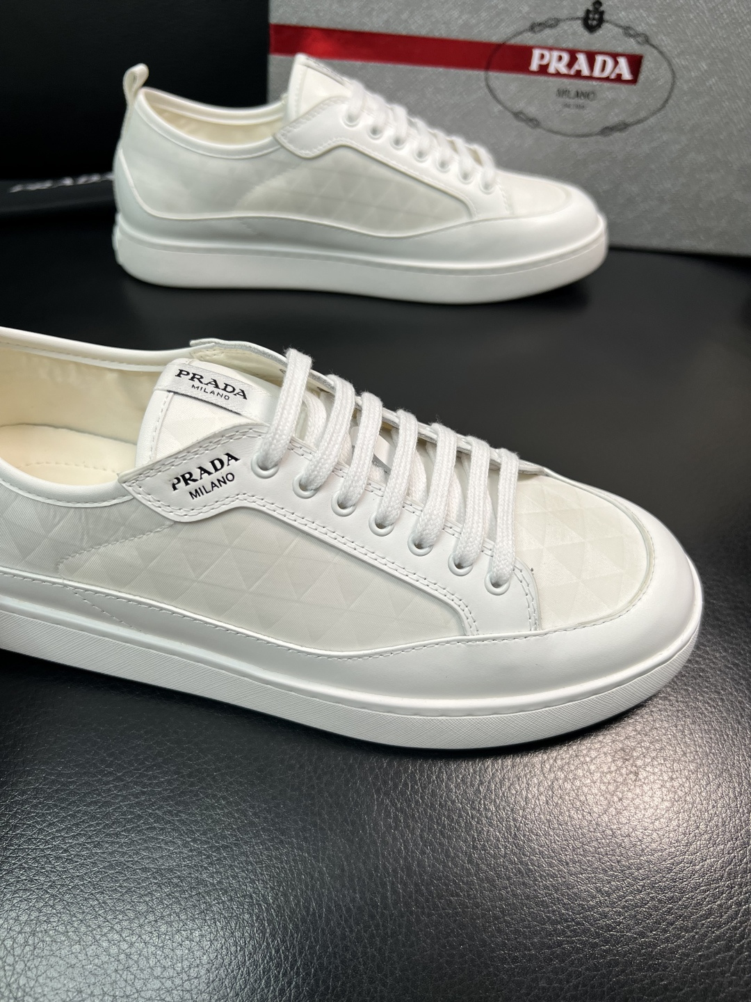 Prada 顶级工艺品，普拉达 专柜同步，原厂配置意大利进口牛皮拼布面料，进口牛皮内里垫，透气舒适，鞋底