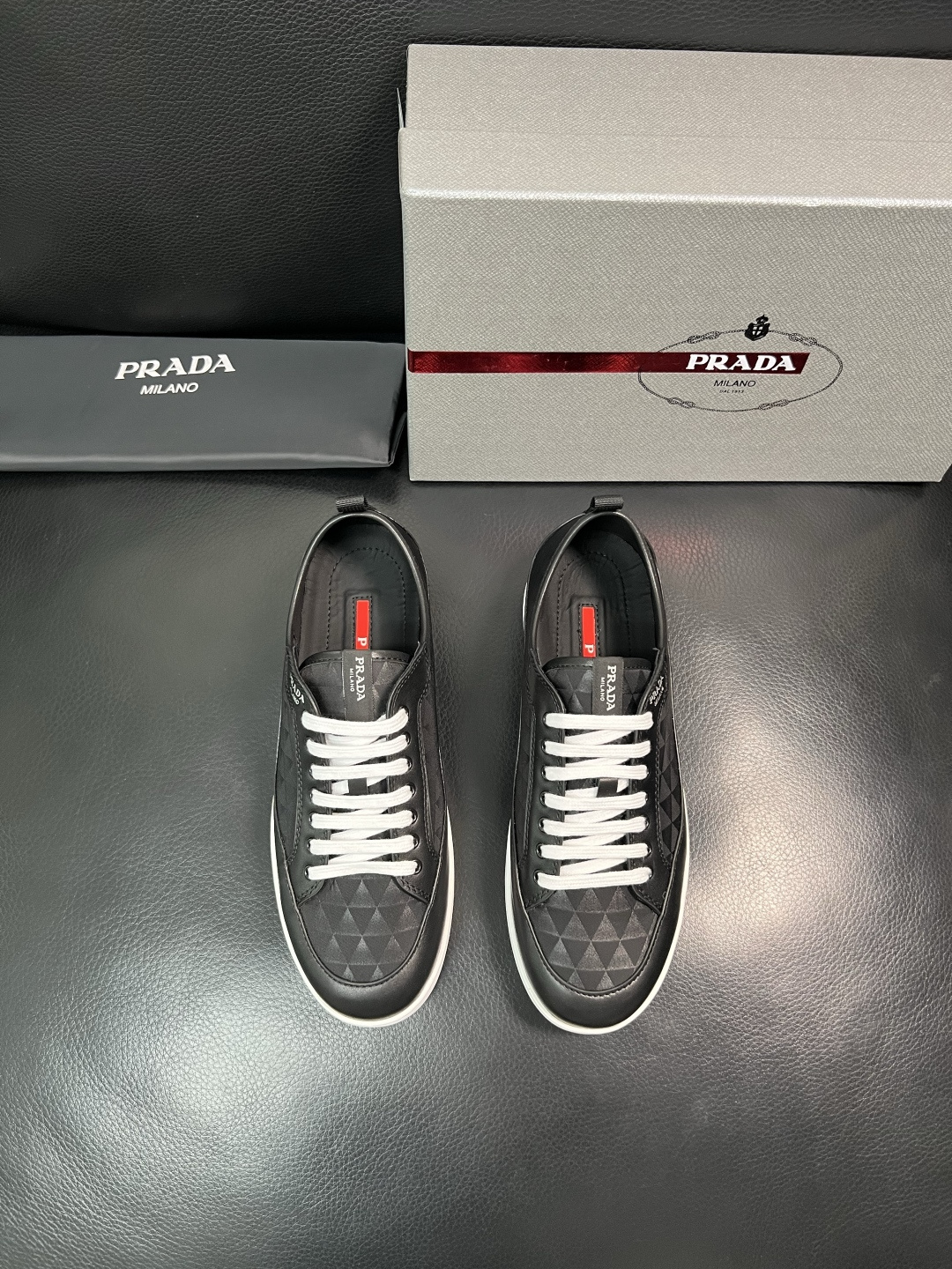 Prada 顶级工艺品，普拉达 专柜同步，原厂配置意大利进口牛皮拼布面料，进口牛皮内里垫，透气舒适，鞋底
