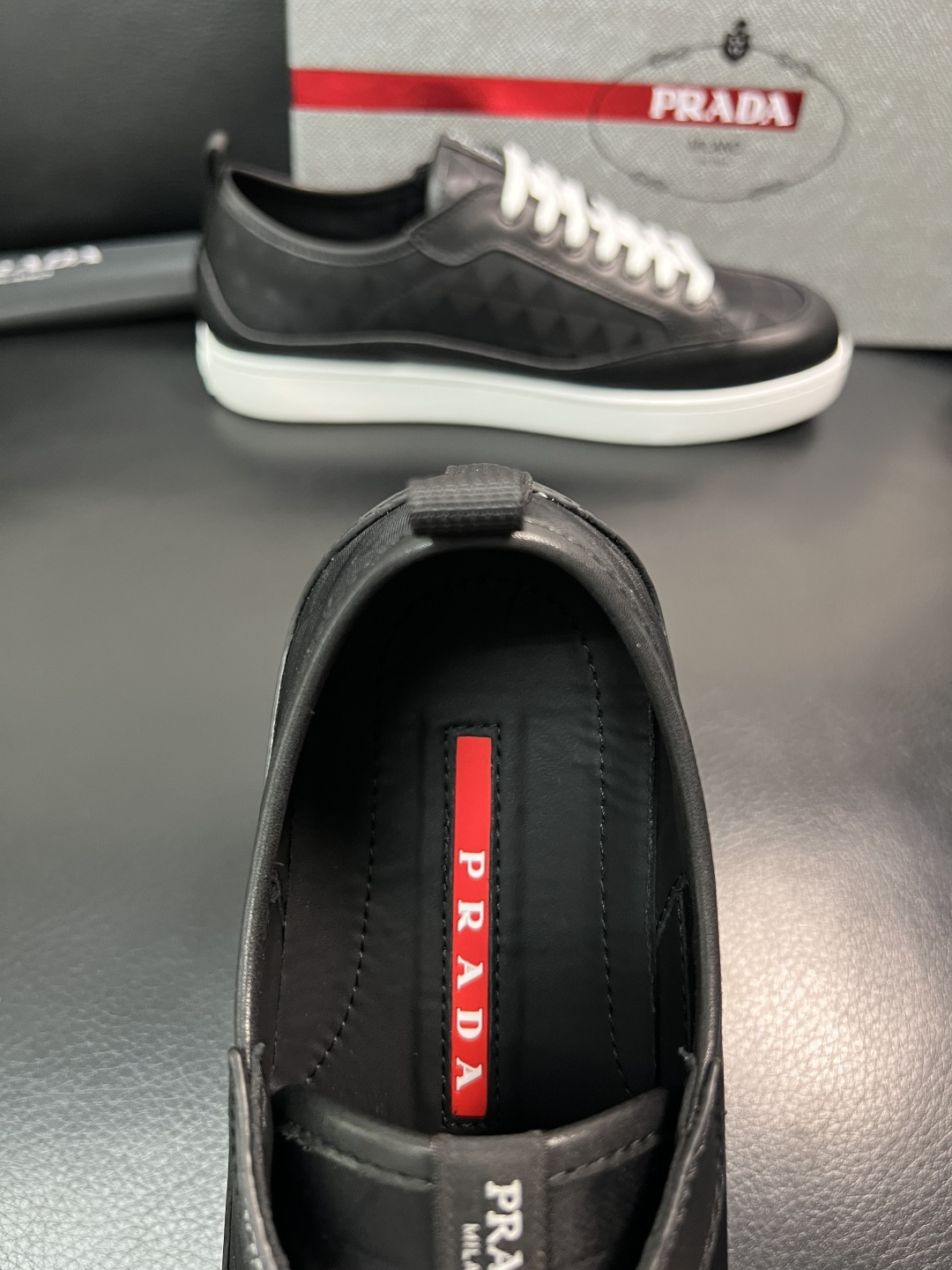 Prada 顶级工艺品，普拉达 专柜同步，原厂配置意大利进口牛皮拼布面料，进口牛皮内里垫，透气舒适，鞋底