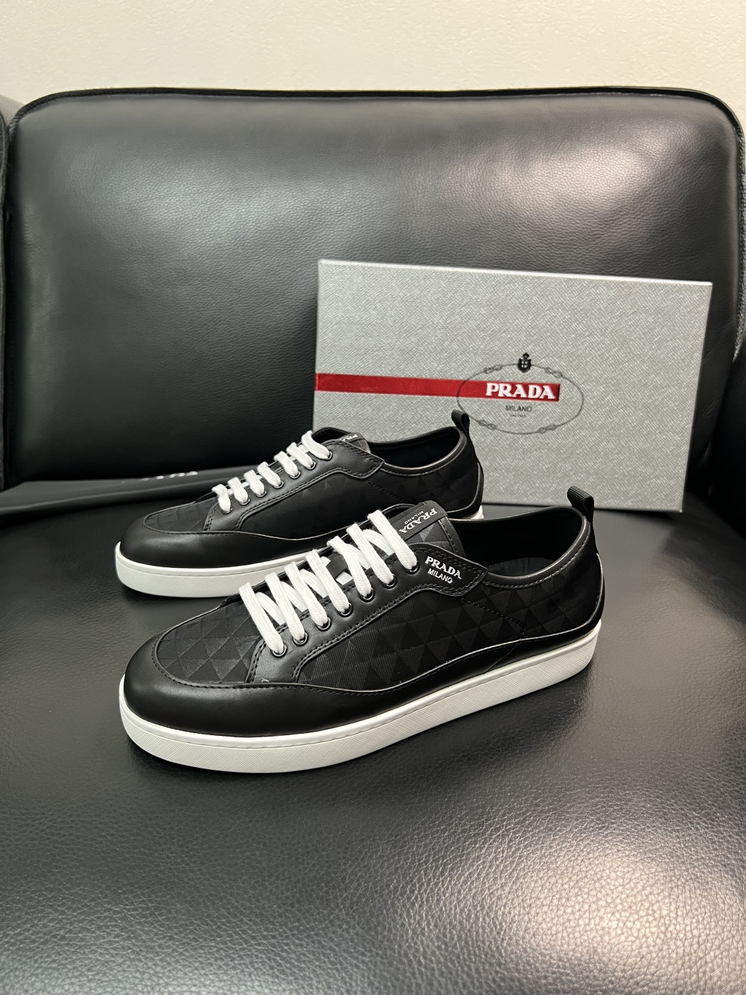 Prada 顶级工艺品，普拉达 专柜同步，原厂配置意大利进口牛皮拼布面料，进口牛皮内里垫，透气舒适，鞋底