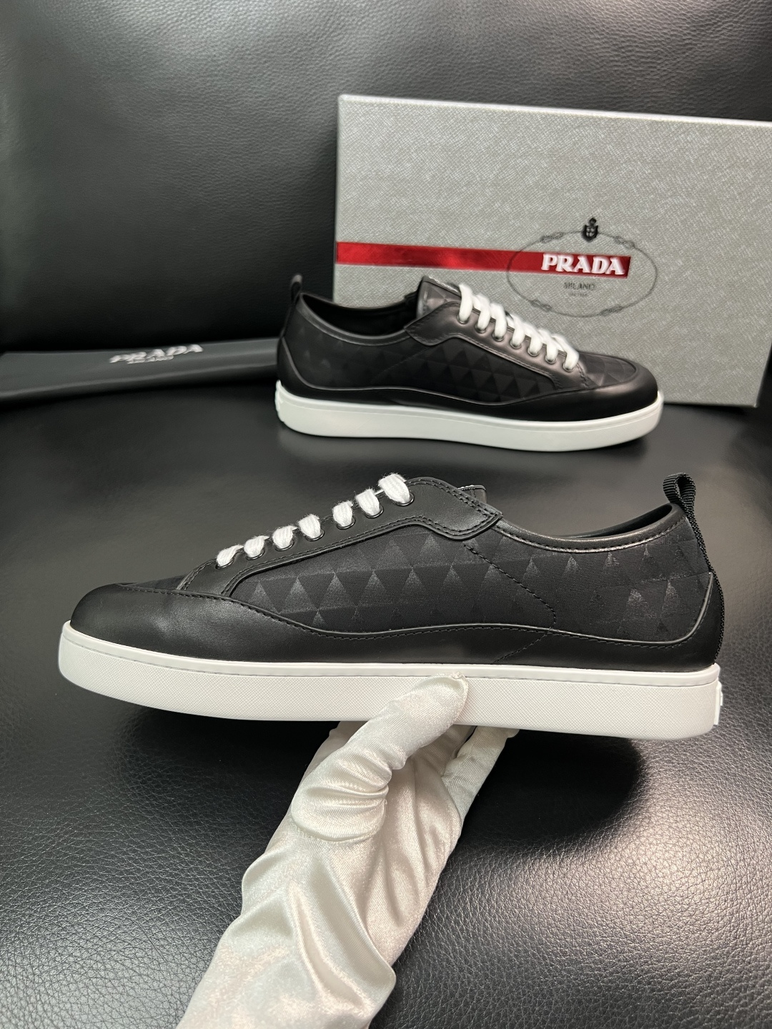 Prada 顶级工艺品，普拉达 专柜同步，原厂配置意大利进口牛皮拼布面料，进口牛皮内里垫，透气舒适，鞋底