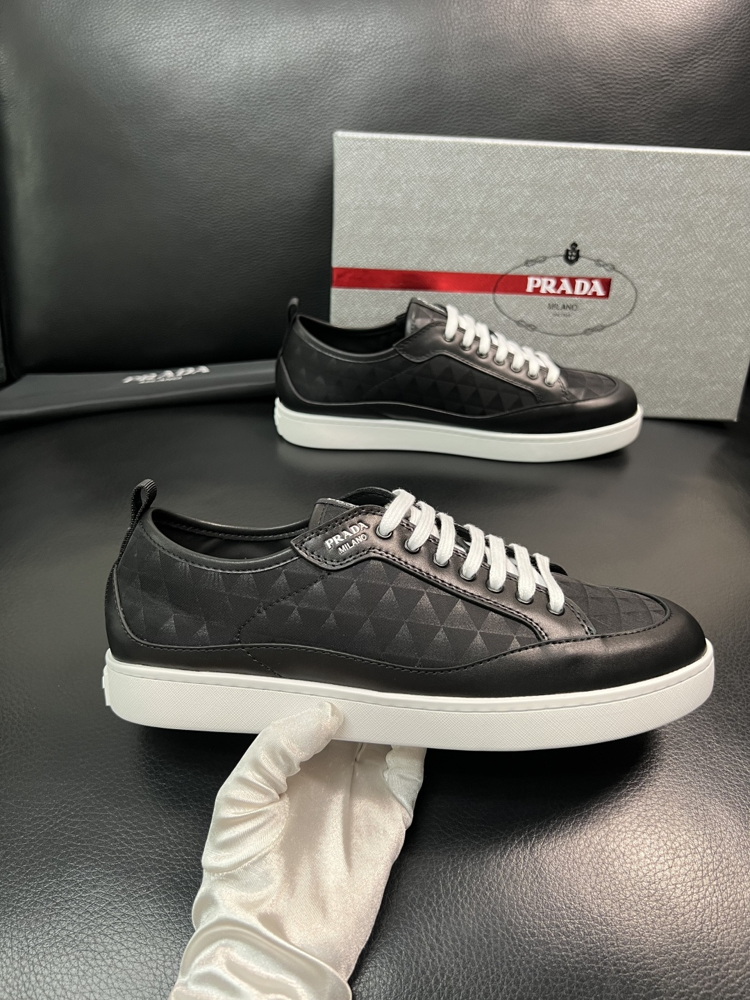 Prada 顶级工艺品，普拉达 专柜同步，原厂配置意大利进口牛皮拼布面料，进口牛皮内里垫，透气舒适，鞋底