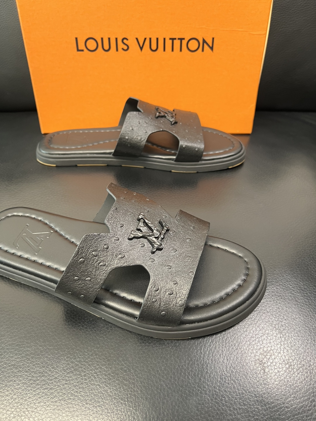 Lv 高品质 顶级工艺品 路易威登，拖鞋 专柜同步原厂配置，鞋面意大利进口，高品质拼接缤纷色彩复杂工艺品