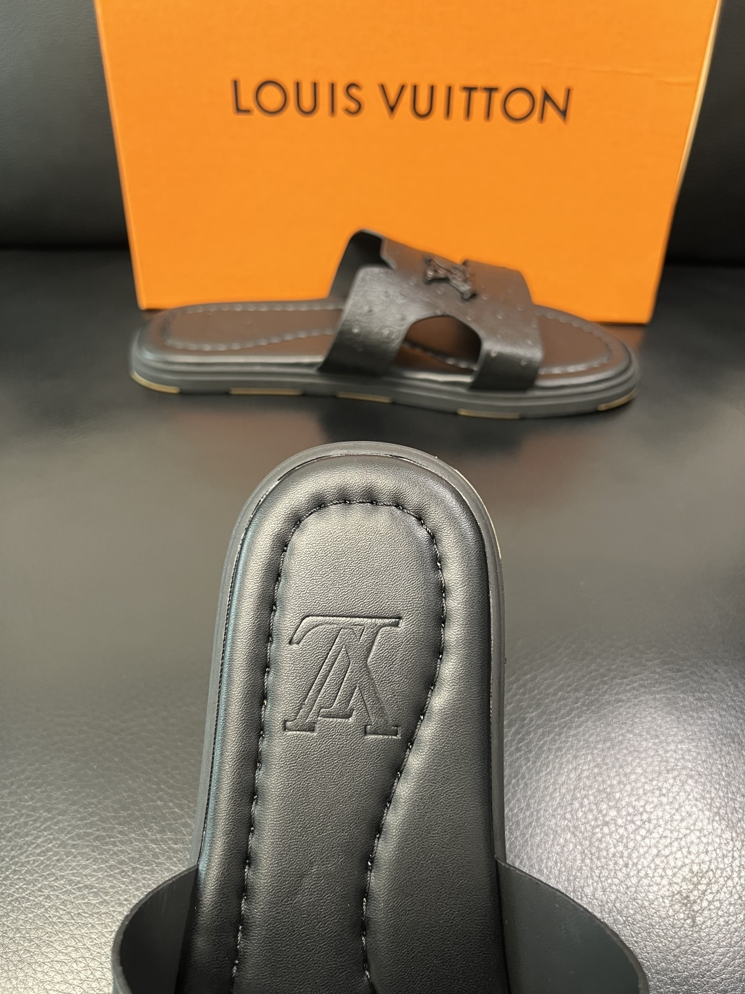 Lv 高品质 顶级工艺品 路易威登，拖鞋 专柜同步原厂配置，鞋面意大利进口，高品质拼接缤纷色彩复杂工艺品