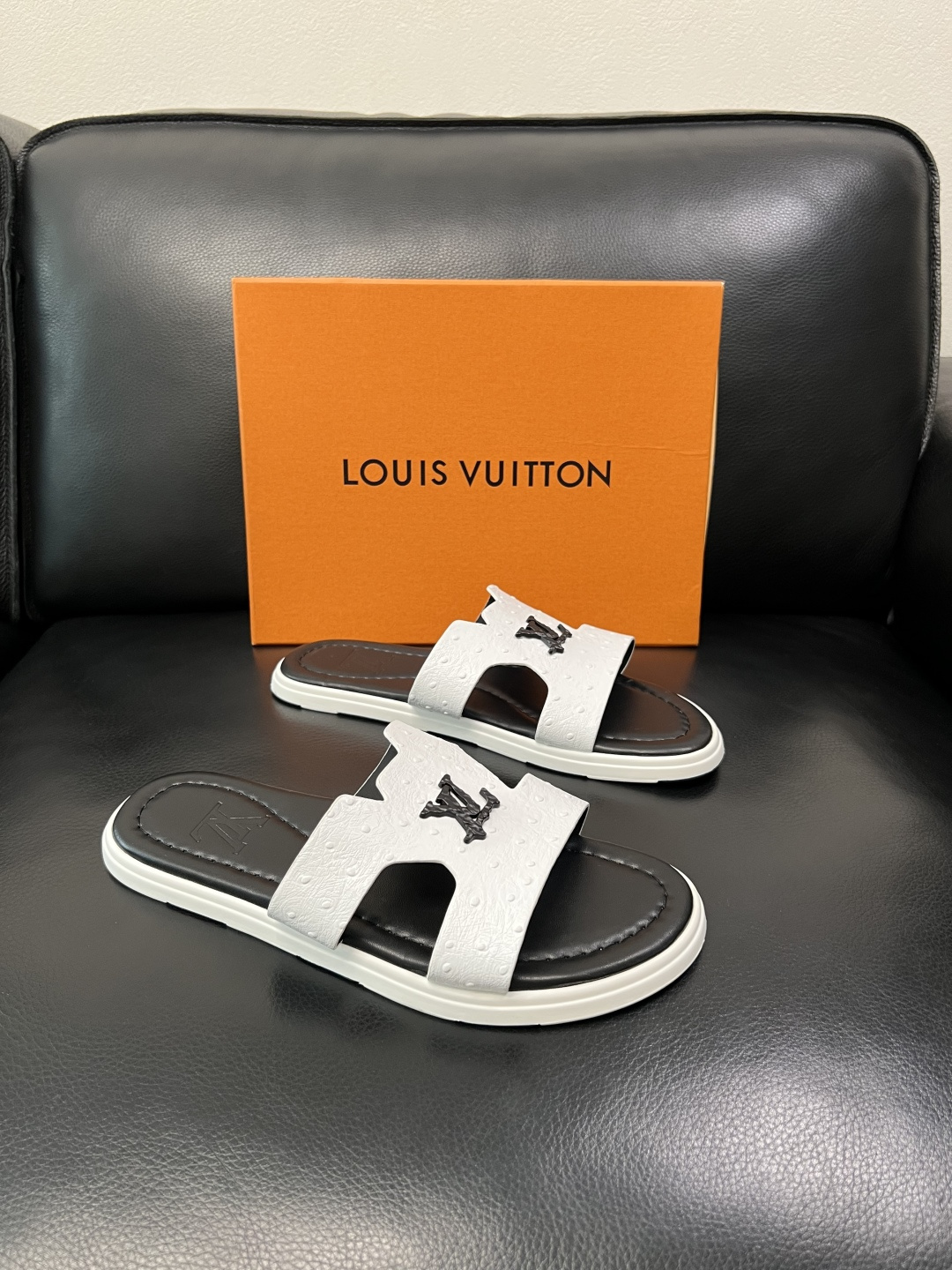 Lv 高品质 顶级工艺品 路易威登，拖鞋 专柜同步原厂配置，鞋面意大利进口，高品质拼接缤纷色彩复杂工艺品