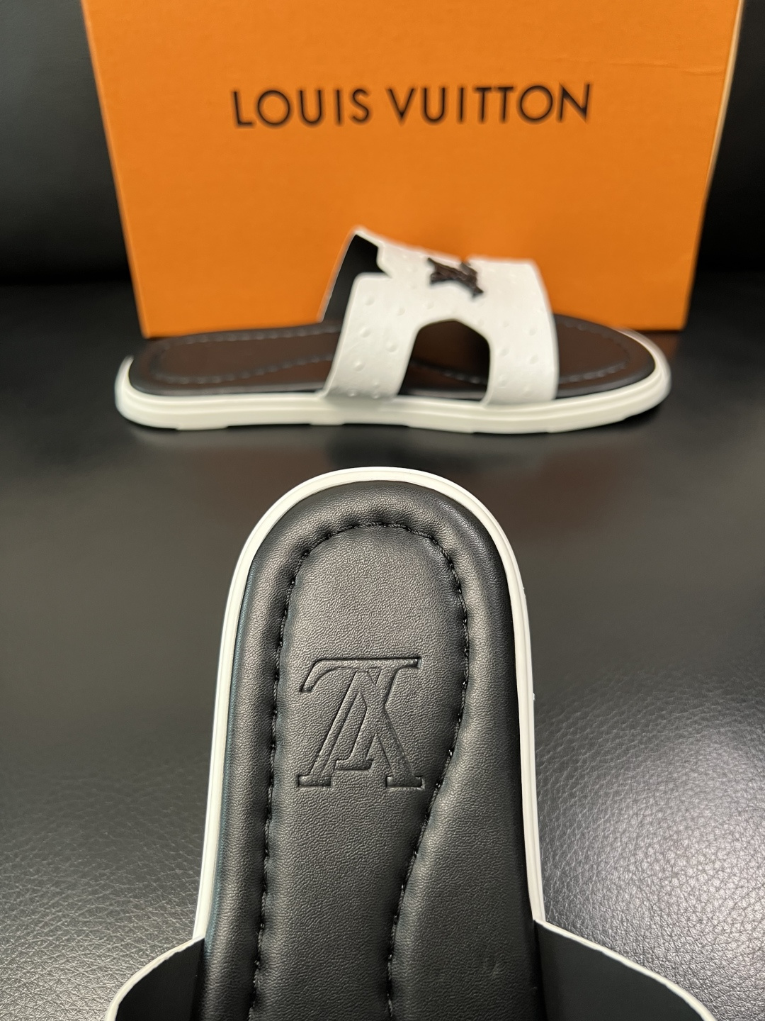 Lv 高品质 顶级工艺品 路易威登，拖鞋 专柜同步原厂配置，鞋面意大利进口，高品质拼接缤纷色彩复杂工艺品