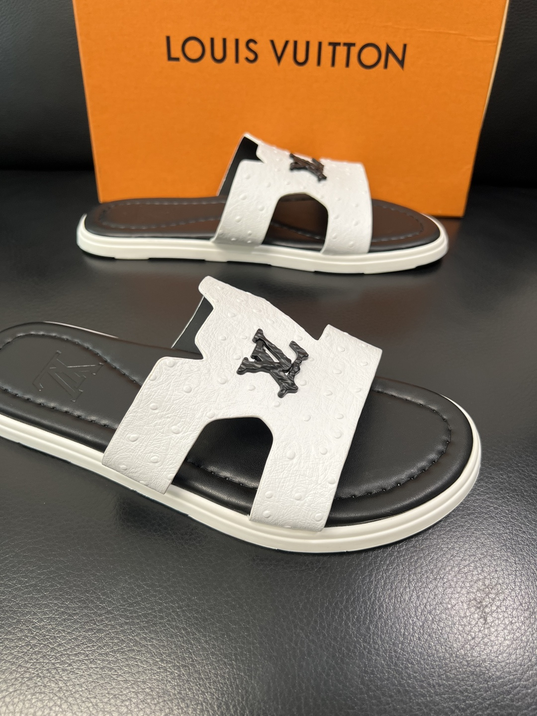 Lv 高品质 顶级工艺品 路易威登，拖鞋 专柜同步原厂配置，鞋面意大利进口，高品质拼接缤纷色彩复杂工艺品