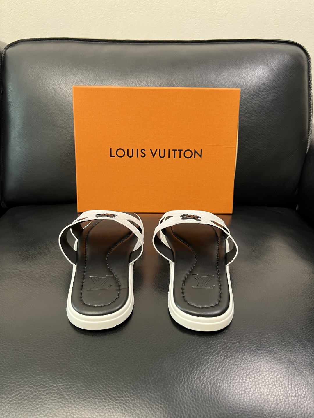 Lv 高品质 顶级工艺品 路易威登，拖鞋 专柜同步原厂配置，鞋面意大利进口，高品质拼接缤纷色彩复杂工艺品