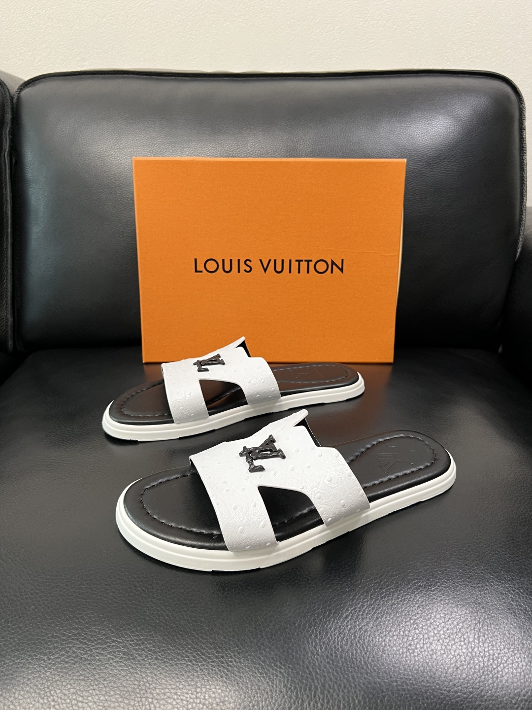 Lv 高品质 顶级工艺品 路易威登，拖鞋 专柜同步原厂配置，鞋面意大利进口，高品质拼接缤纷色彩复杂工艺品