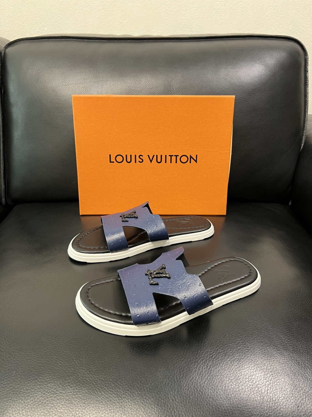 Lv 高品质 顶级工艺品 路易威登，拖鞋 专柜同步原厂配置，鞋面意大利进口，高品质拼接缤纷色彩复杂工艺品