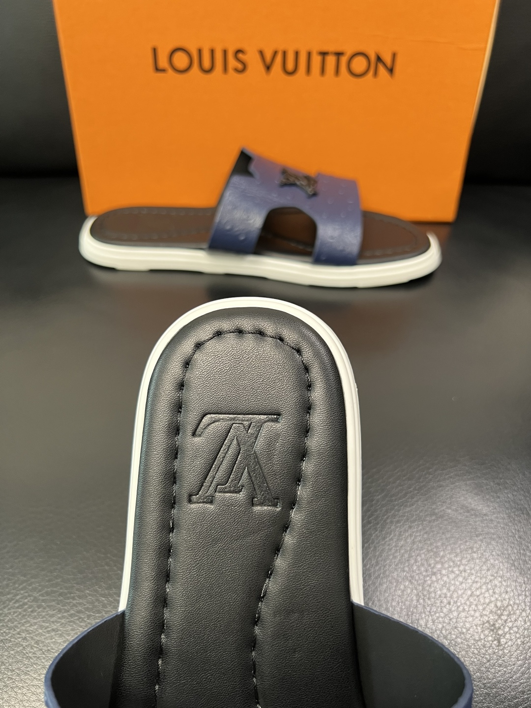 Lv 高品质 顶级工艺品 路易威登，拖鞋 专柜同步原厂配置，鞋面意大利进口，高品质拼接缤纷色彩复杂工艺品
