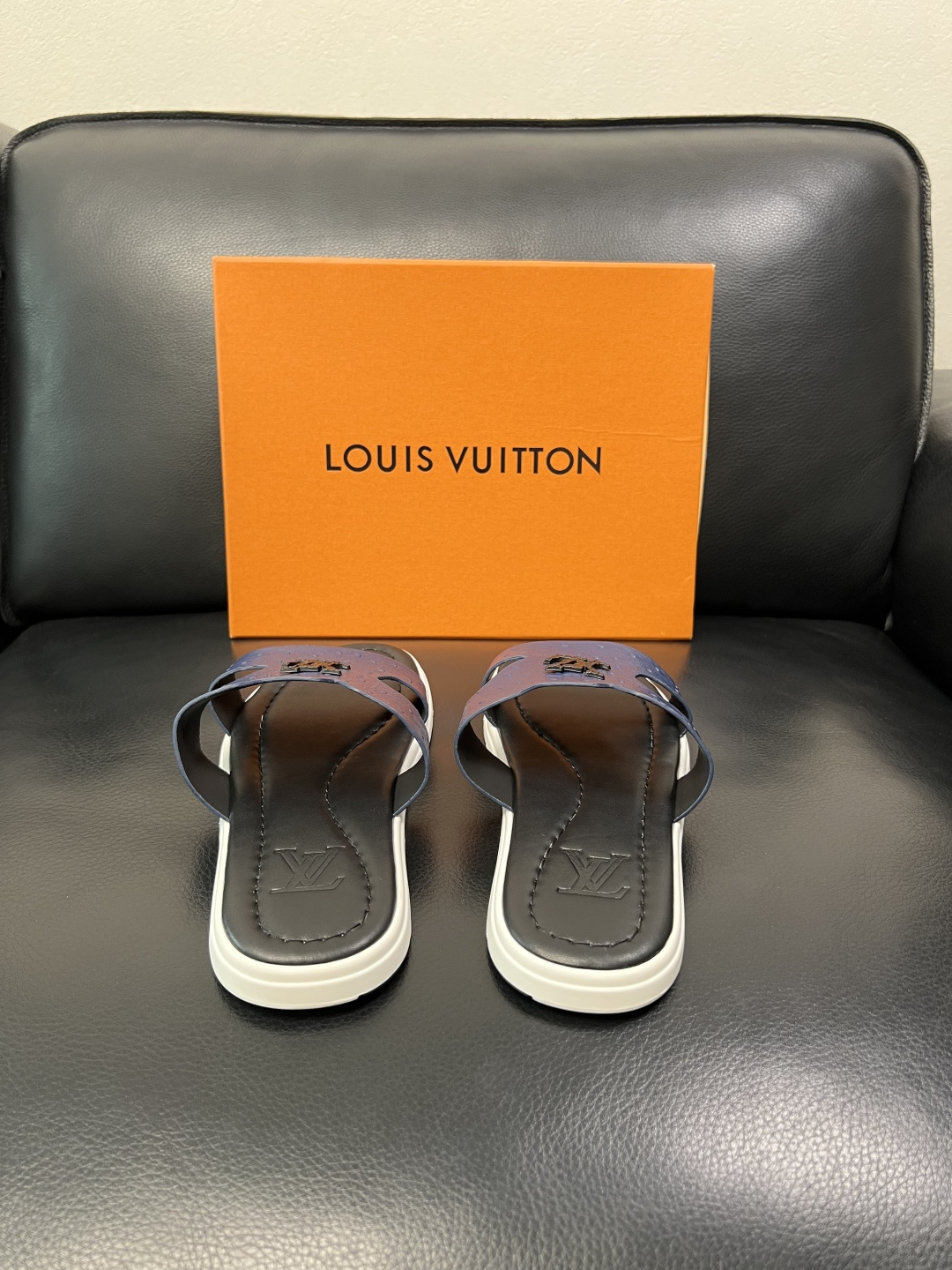 Lv 高品质 顶级工艺品 路易威登，拖鞋 专柜同步原厂配置，鞋面意大利进口，高品质拼接缤纷色彩复杂工艺品