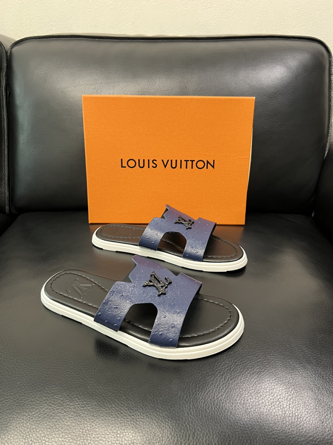 Lv 高品质 顶级工艺品 路易威登，拖鞋 专柜同步原厂配置，鞋面意大利进口，高品质拼接缤纷色彩复杂工艺品