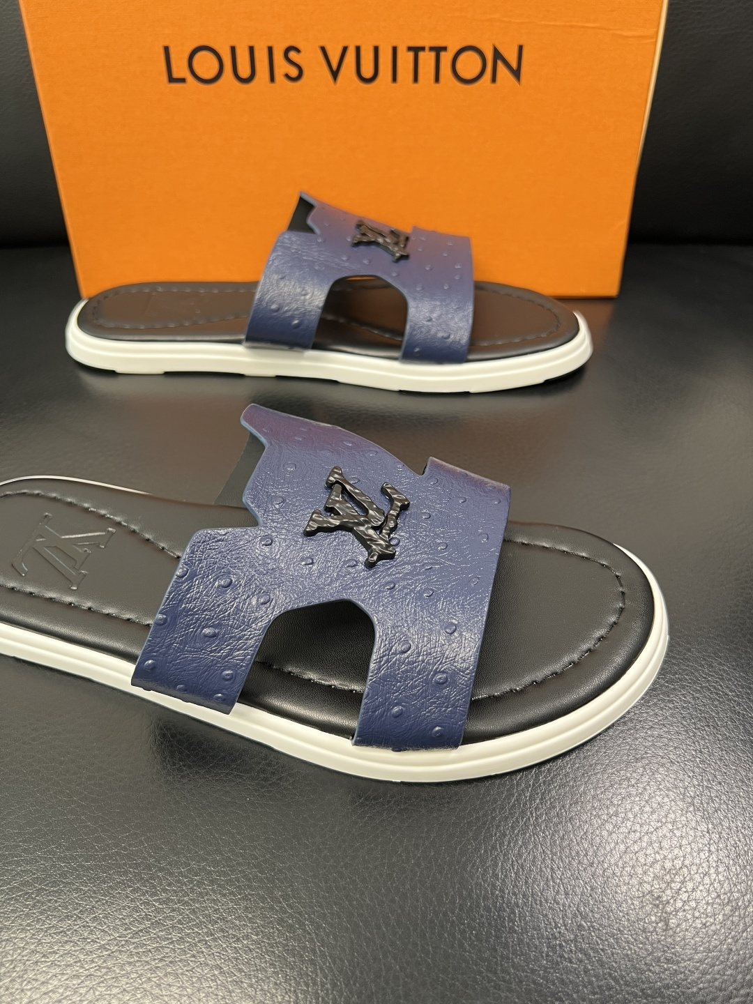 Lv 高品质 顶级工艺品 路易威登，拖鞋 专柜同步原厂配置，鞋面意大利进口，高品质拼接缤纷色彩复杂工艺品