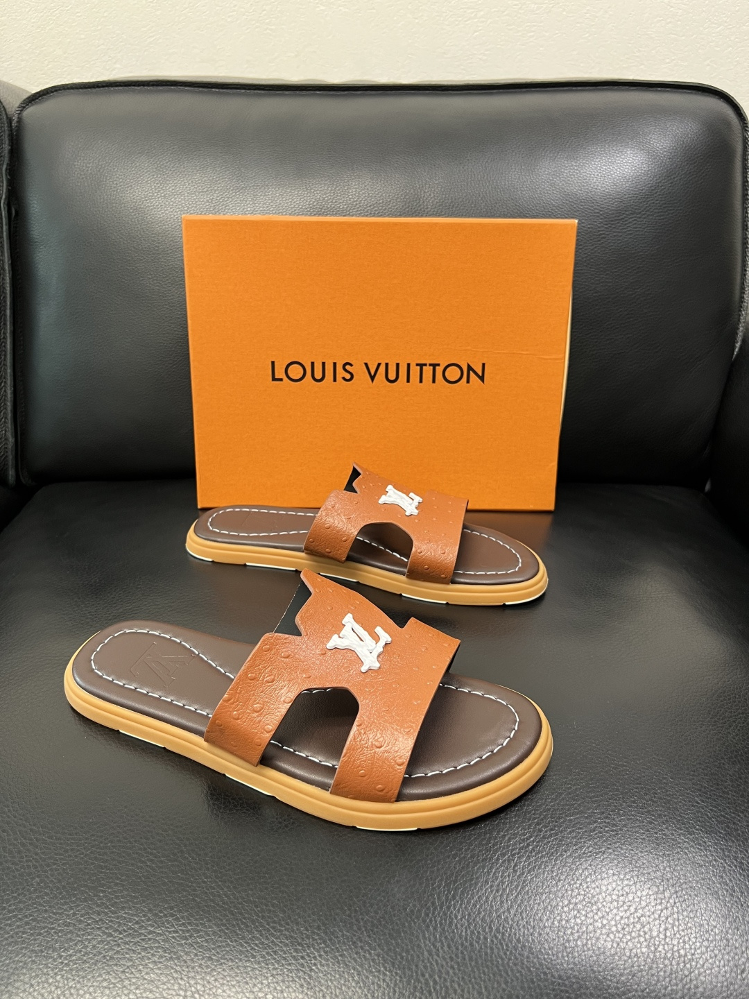 Lv 高品质 顶级工艺品 路易威登，拖鞋 专柜同步原厂配置，鞋面意大利进口，高品质拼接缤纷色彩复杂工艺品