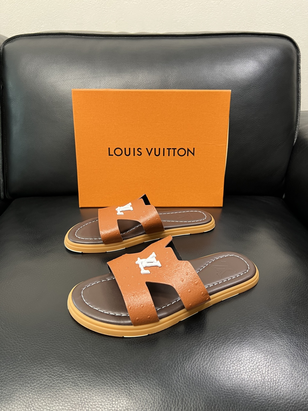 Lv 高品质 顶级工艺品 路易威登，拖鞋 专柜同步原厂配置，鞋面意大利进口，高品质拼接缤纷色彩复杂工艺品