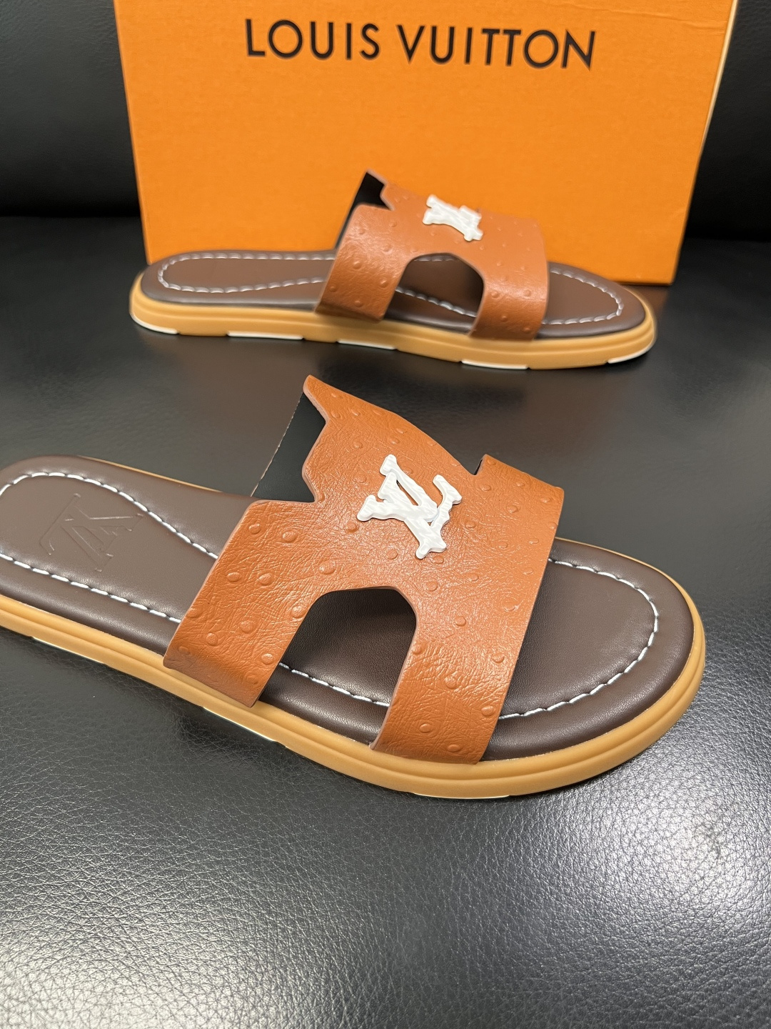 Lv 高品质 顶级工艺品 路易威登，拖鞋 专柜同步原厂配置，鞋面意大利进口，高品质拼接缤纷色彩复杂工艺品