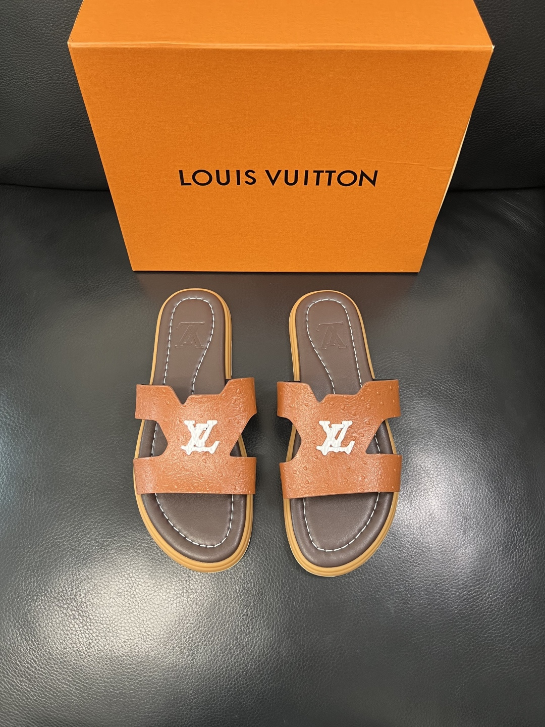 Lv 高品质 顶级工艺品 路易威登，拖鞋 专柜同步原厂配置，鞋面意大利进口，高品质拼接缤纷色彩复杂工艺品